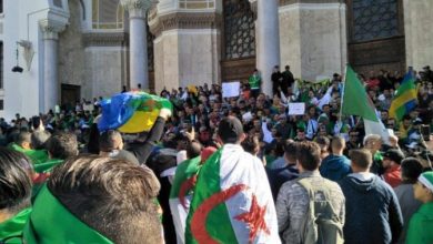 Photo of آلاف الجزائريون يواصلون الحراك الشعبي للجمعة الـ على التوالي