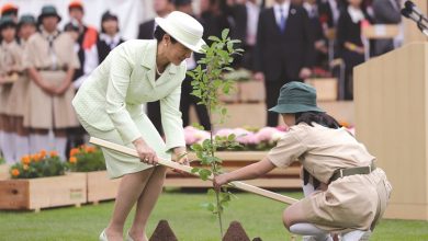 Photo of إمبراطور اليابان وزوجته يزرعان الأشجار لأول مرة منذ تتويجهما