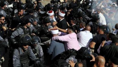 Photo of الشرطة الإسرائيلية تشتبك مع مصلين فلسطينيين في حرم المسجد الأق..