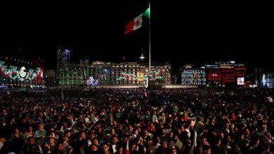 Photo of المكسيكيون يحتفلون بالذكرى للاستقلال عن إسبانيا في مدينة مكسيك..