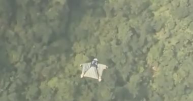 Photo of بالفيديو.. مغامرة مدهشة لرياضيين يقفزون من أعالي الجبال الشاهقة