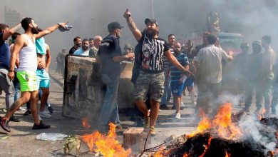 Photo of لبنان ينتفض لليوم الرابع احتجاجاً على فشل السلطات في إدارة الأ..