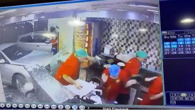 Photo of بالفيديو.. تفاصيل اقتحام سيارة لمطعم بجدة تقودها سيدة.. وما فعله العامل نال الإعجاب