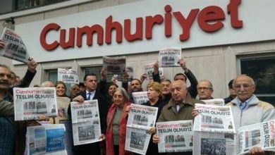 Photo of محكمة تركية تؤيد سجن 12 صحافياً من صحيفة جمهوريت