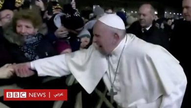 Photo of البابا يضيق بإلحاح إحدى الزوار ويعتذر