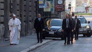 Photo of بابا الفاتيكان يصلي وحيداً بشوارع روما المهجورة للخلاص من كورو..