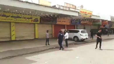 Photo of بالفيديو.. أمن الأحمدي يُغلق كراجات خالفت الحظر