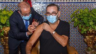 Photo of العاهل المغربي يتلقى جرعة من اللقاح المضاد لكورونا