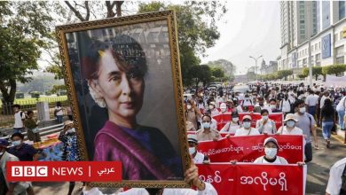 Photo of انقلاب ميانمار: سان سو تشي تظهر لأول مرة منذ اعتقالها في محكمة في العاصمة واستمرار المظاهرات ضد الجيش