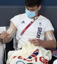 Photo of لاعب الغطس توم دالي يكشف عن سترة صوفية للفريق البريطاني