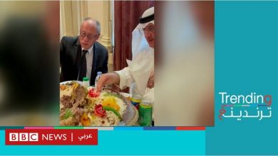 Photo of السفير الياباني في الرياض يجرب تناول المفطح بالخمسة على الطريقة السعودية